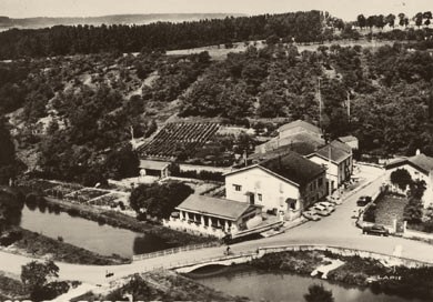 Vue aérienne du village et de la maison au bord du canal