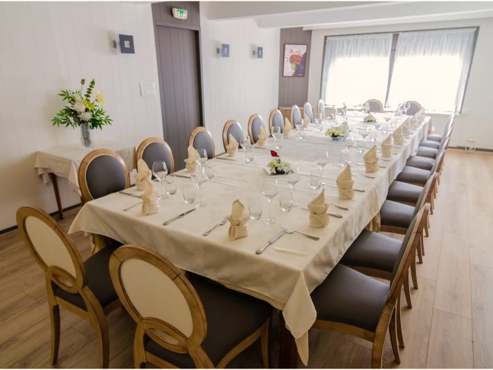 La salle privée et sa grande table