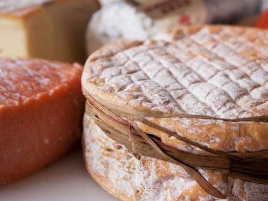 Fromages et pain sur une table