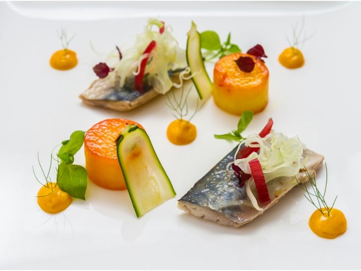 Entrée dressée sur assiette blanche