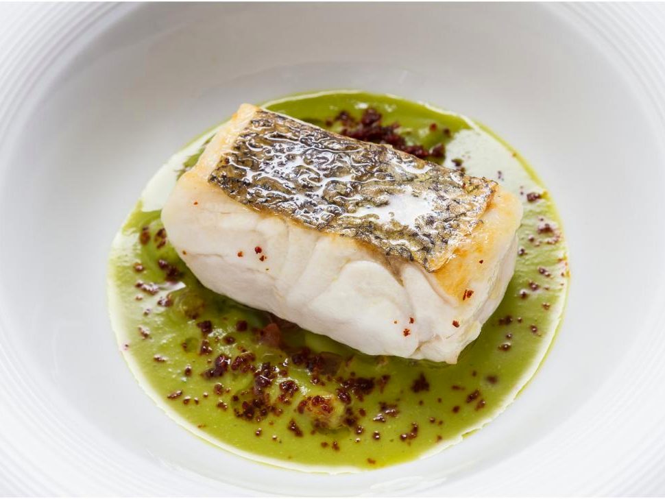 Plat de poisson et sa sauce aux herbes