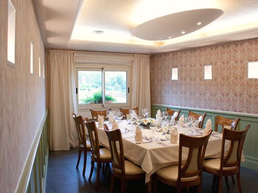Le petit salon et sa table unique