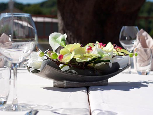 Table dressée dehors, sous les arbres